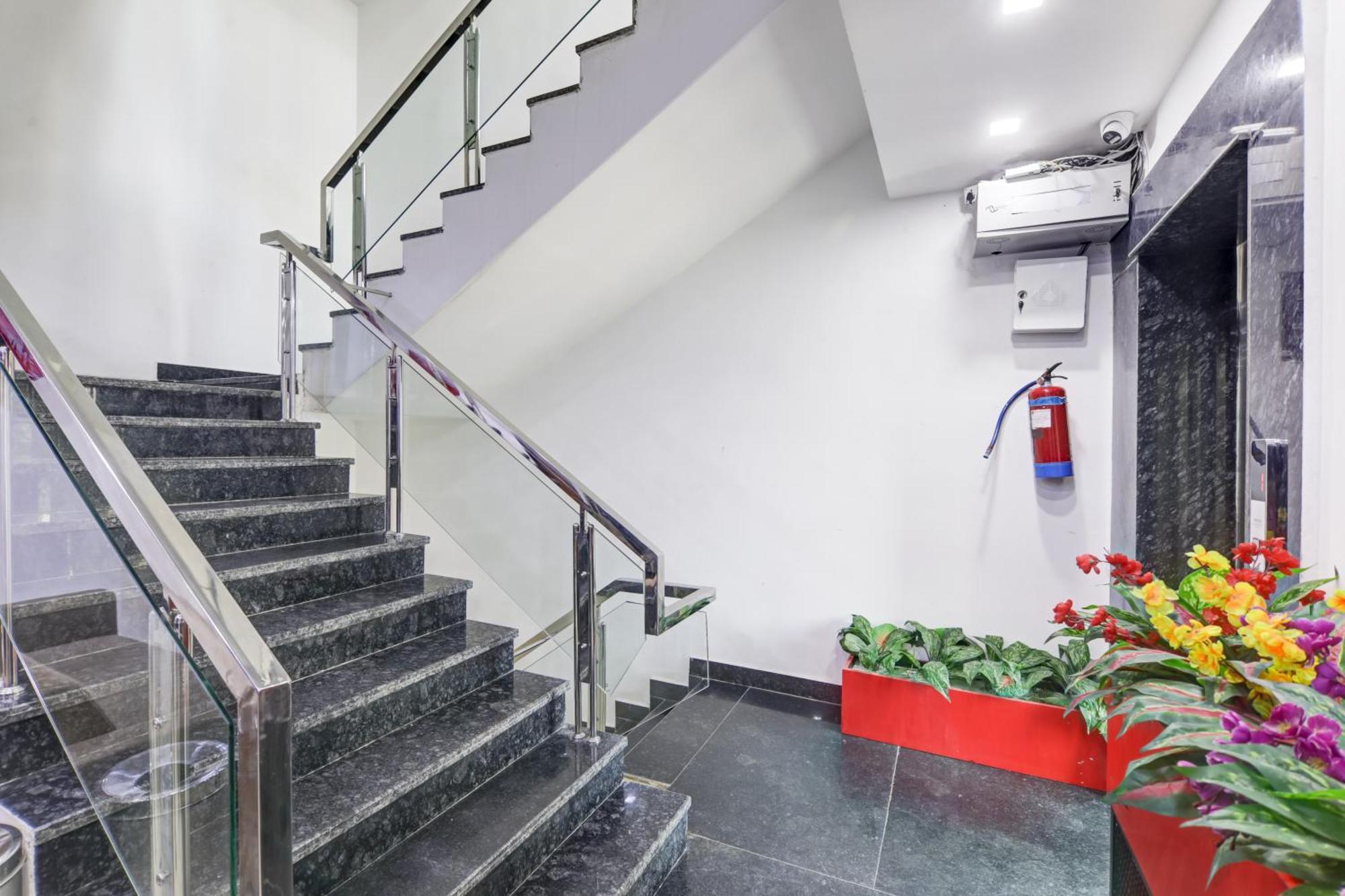 Status By Hotel The Emporio Ghaziabad Zewnętrze zdjęcie